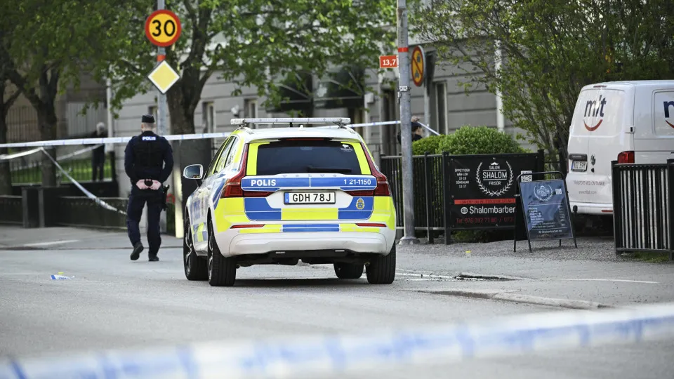 Ataque deixa três mortos em tiroteio na Suécia; suspeito é procurado