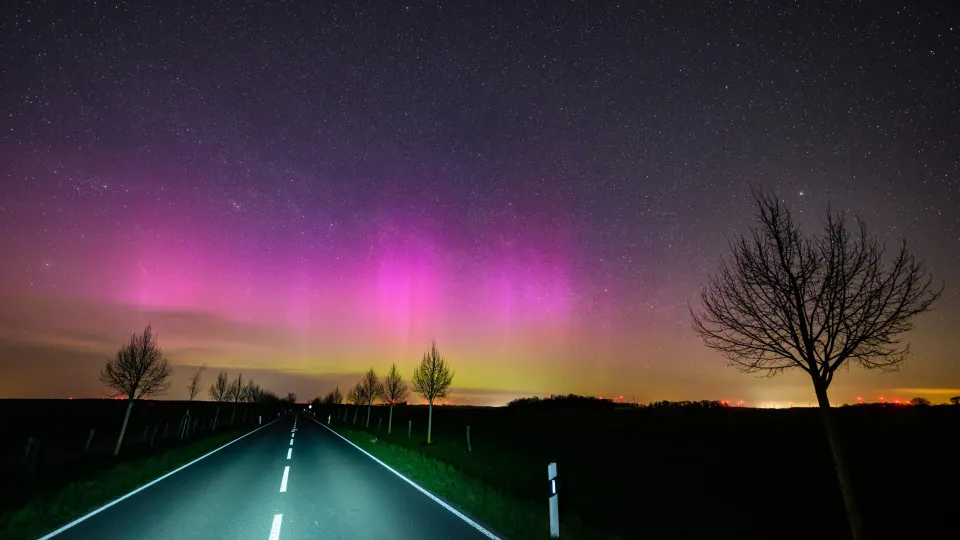 Auroras iluminam o céu após forte tempestade solar; veja as imagens