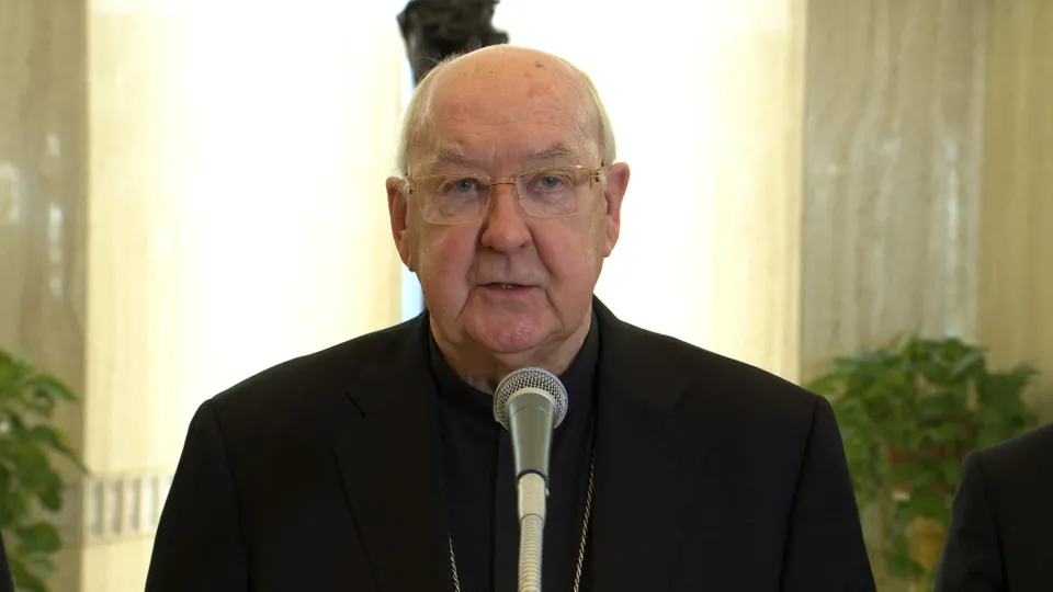 Conheça Kevin Farrell, o cardeal que lidera a Igreja no pós-Francisco