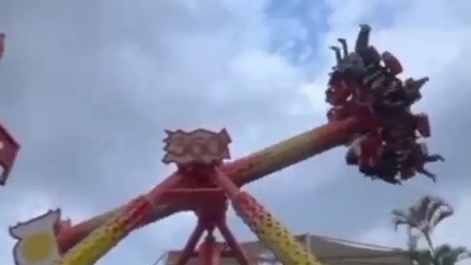 Criança é lançada por brinquedo em parque na Indonésia e sofre fraturas