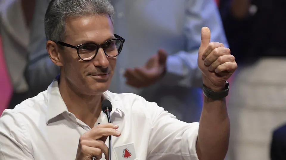 Zema distorce situação de Bolsonaro, ataca Justiça e se esquiva sobre denúncia