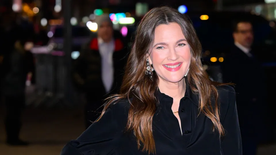 Drew Barrymore, 50, fala sobre procedimentos estéticos: ‘Nunca fiz e quero continuar assim’