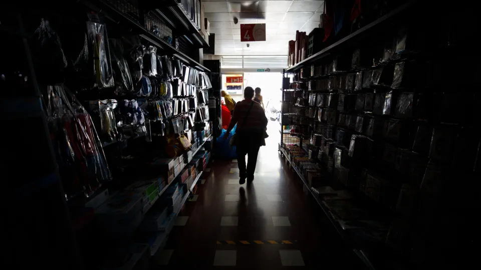 Energia é restabelecida em Espanha e Portugal, mas causas do apagão ainda são incertas