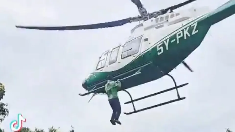 Homem é preso por agarrar helicóptero para ‘pegar carona’ no Quênia