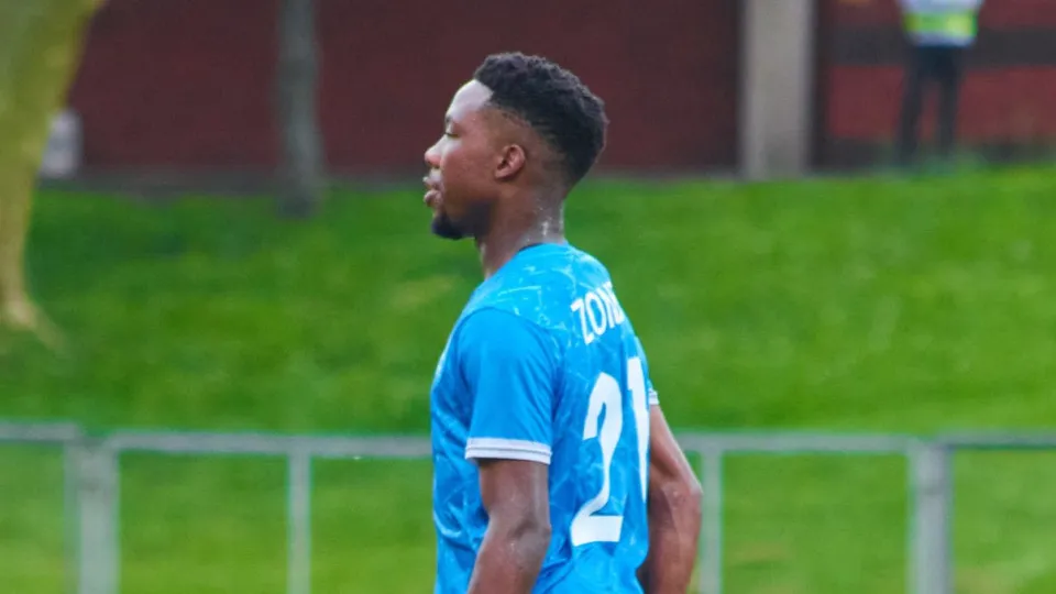 Jogador de 22 anos morre ao fazer exercícios de aquecimento antes de jogo Jogador de 22 anos morre ao fazer exercícios de aquecimento antes de jogo