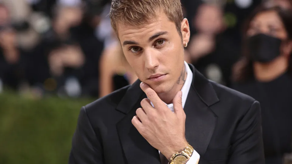 Justin Bieber acerta dívida milionária com empresário e encerra parceria de mais de 15 anos