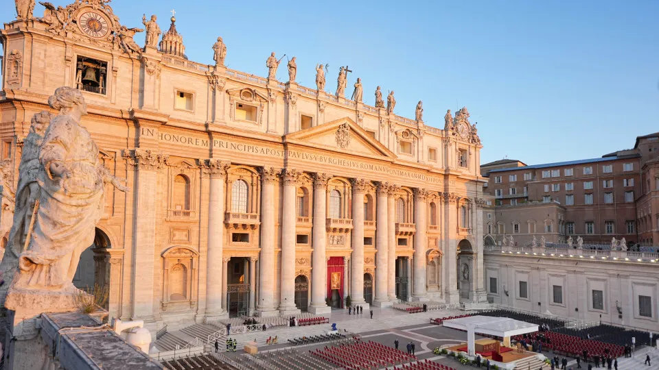 Líderes mundiais, fiéis e forte segurança: Último adeus ao Papa Francisco