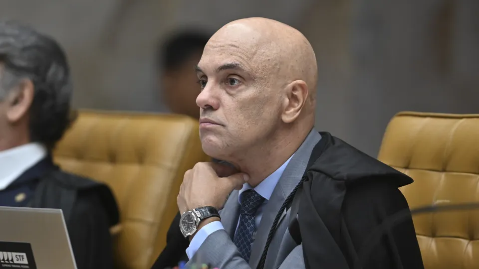 Moraes tem ‘poderes excessivos’ e STF enfrenta ‘crescentes questionamentos’, diz revista