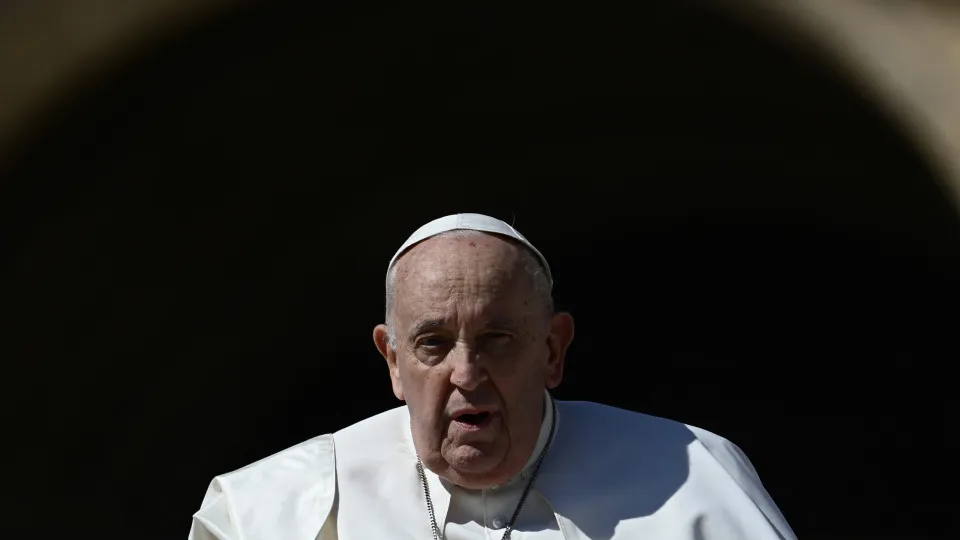 Papa Francisco faz aparição surpresa na Basílica São Pedro após crise de saúde