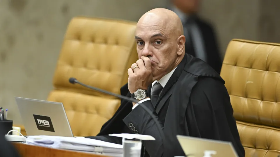 Moraes determina prisão de Zambelli, bloqueio de bens e inclusão em lista da Interpol