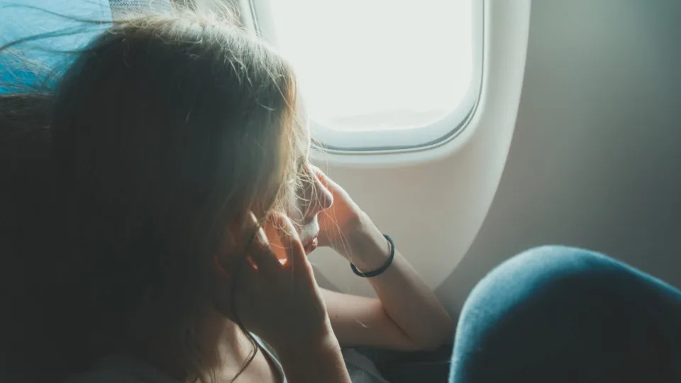 Técnica simples pode aliviar a pressão nos ouvidos durante voos; entenda