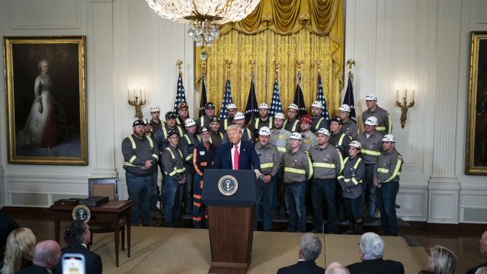 Trump quer apoiar IA com energia gerada com carvão Trump quer apoiar IA com energia gerada com carvão