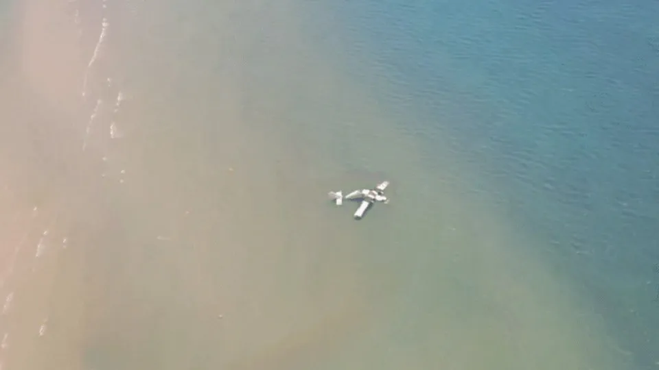 Vídeo mostra queda de avião da polícia na Tailândia