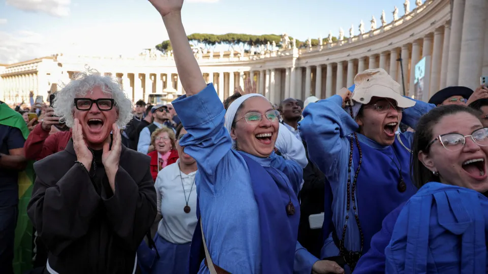 45 mil pessoas celebram em Roma a escolha do novo Papa; veja as imagens