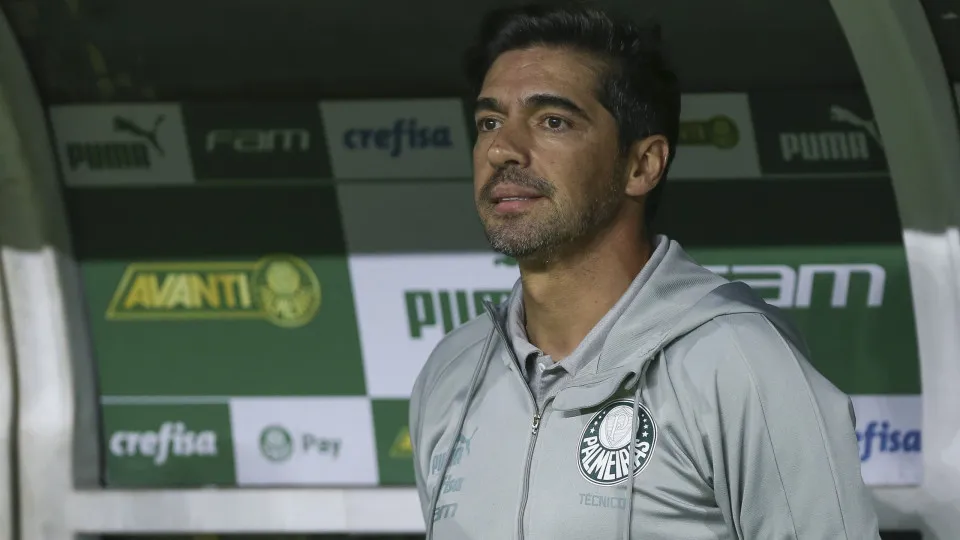 Abel perde um, mas ganha outro: a situação da zaga do Palmeiras após lesão