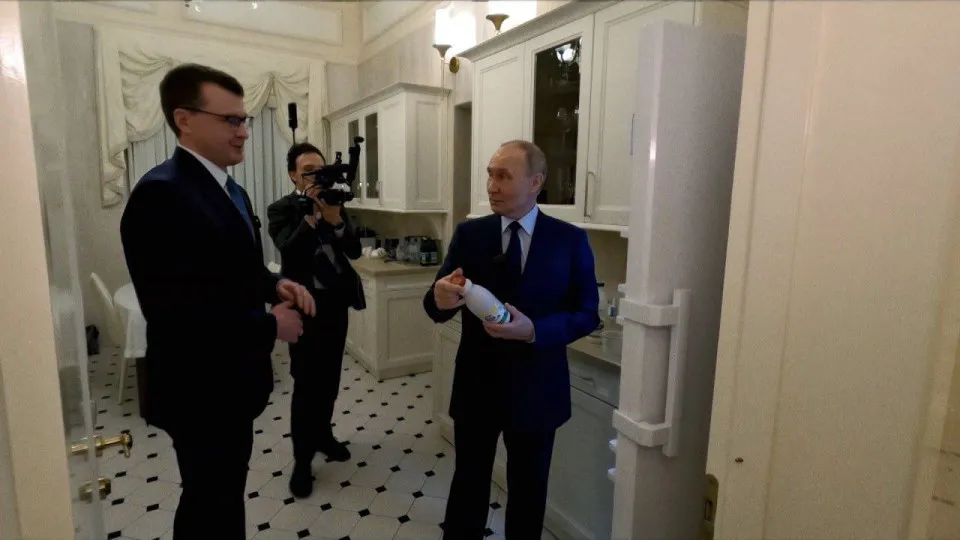 Academia e portas com ouro: Putin faz visita guiada em uma de suas casas