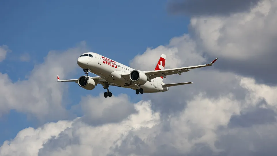 Adolescente de 13 anos é expulso de avião por causa de crise de tosse