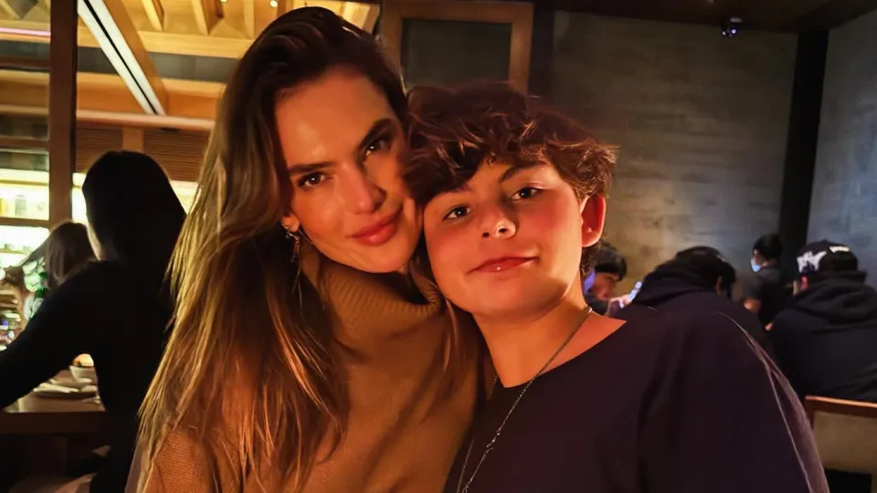Alessandra Ambrósio posto rara foto com filho. “Te amo infinitamente”