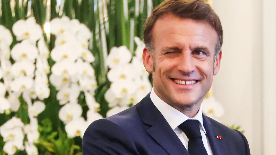 Após polêmica, Macron divulga vídeo mostrando cumplicidade com Brigitte