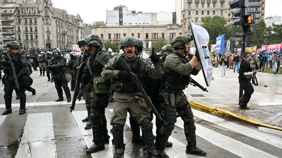 Argentina faz terceira greve geral contra ajuste fiscal de Milei