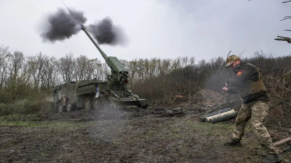 Ataque russo com mísseis faz pelo menos dois feridos em Kyiv