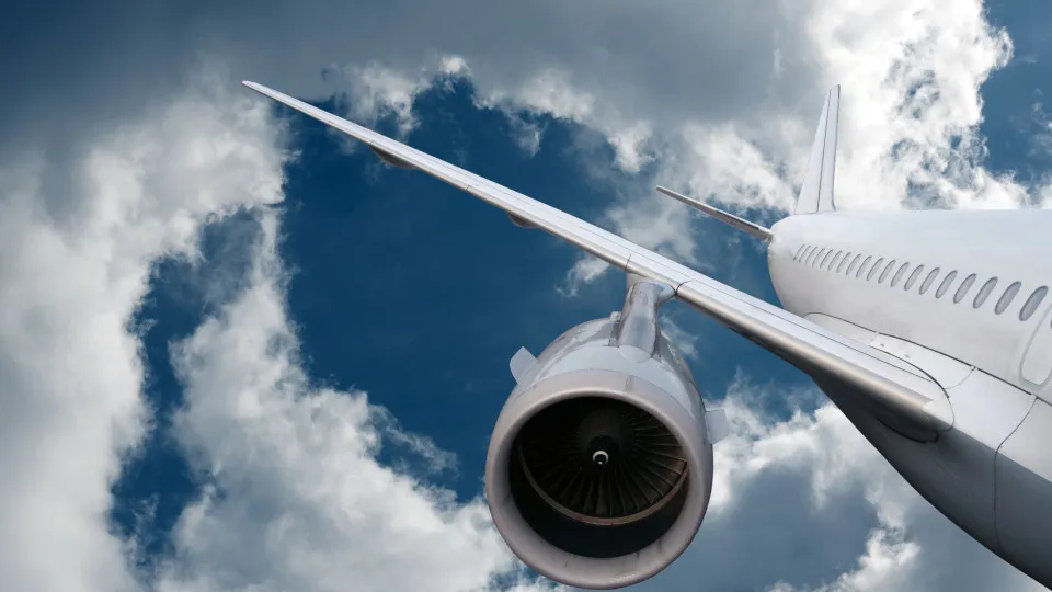 Avião com 3 pessoas a bordo cai em rua movimentada na Flórida, nos EUA