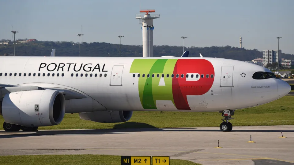 Avião da TAP faz pouso de emergência em Lisboa devido a ‘mau cheiro’
