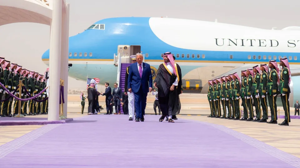 Aviões e cybertrucks da Tesla: veja a recepção de Trump no Catar