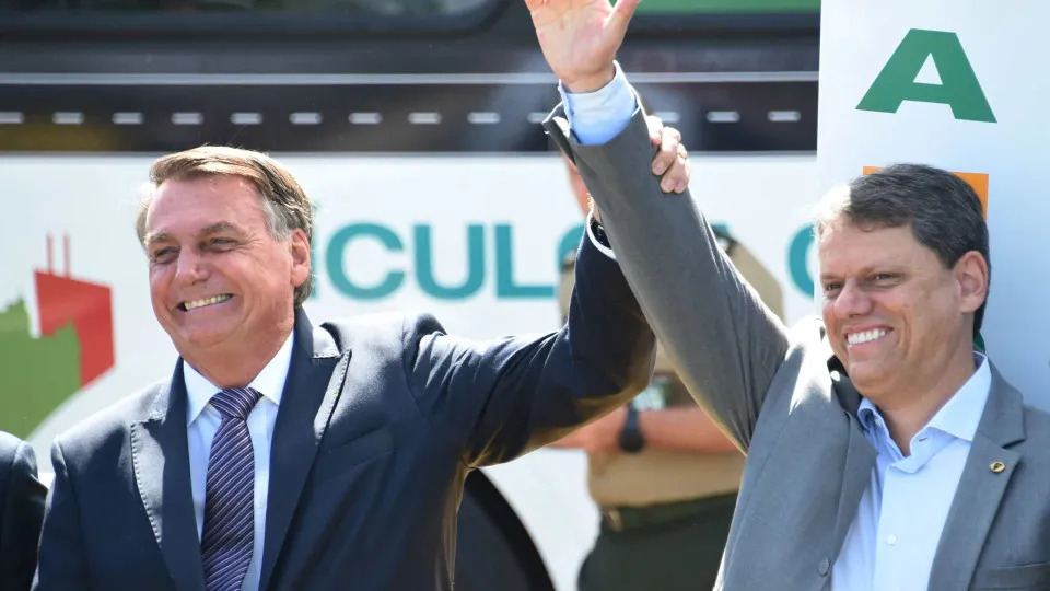 Aliados dizem que Bolsonaro deu aval a candidatura de Tarcísio, mas com Michelle de vice