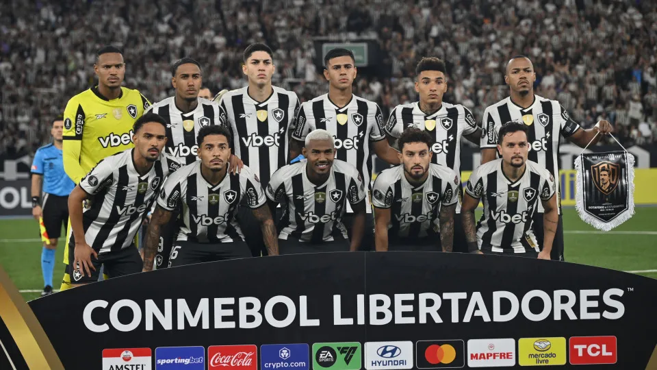 Botafogo leva susto, mas vence com golaço no fim e segue vivo na Libertadores