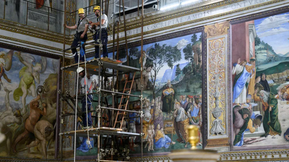 Capela Sistina é preparada para a escolha do novo Papa; veja as imagens