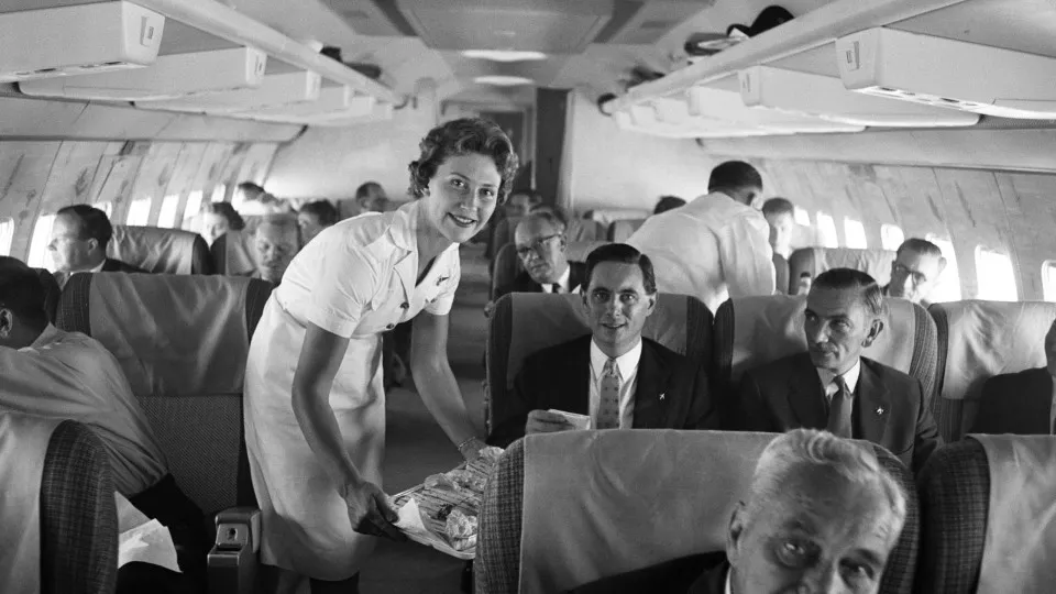 Cardápios aéreos: O que os passageiros comiam durante a era de ouro da aviação