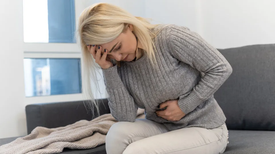 Cinco sinais de dor abdominal que não deve ignorar Cinco sinais de dor abdominal que não deve ignorar