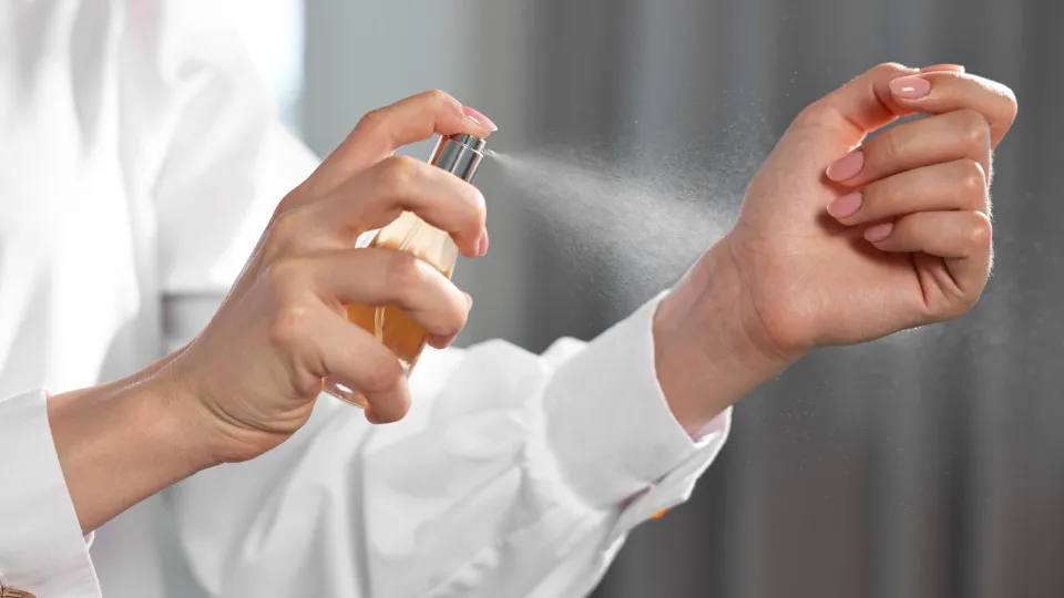 Como aplicar perfume do jeito certo e manter o aroma por horas
