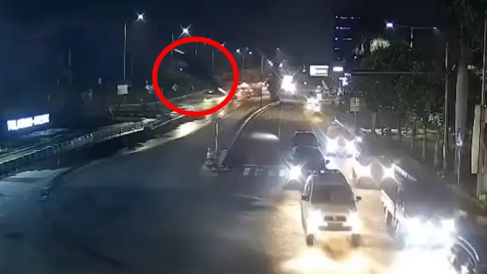 Condutor se confunde com GPS e carro despenca de ponte na Indonésia Condutor se confunde com GPS e carro despenca de ponte na Indonésia