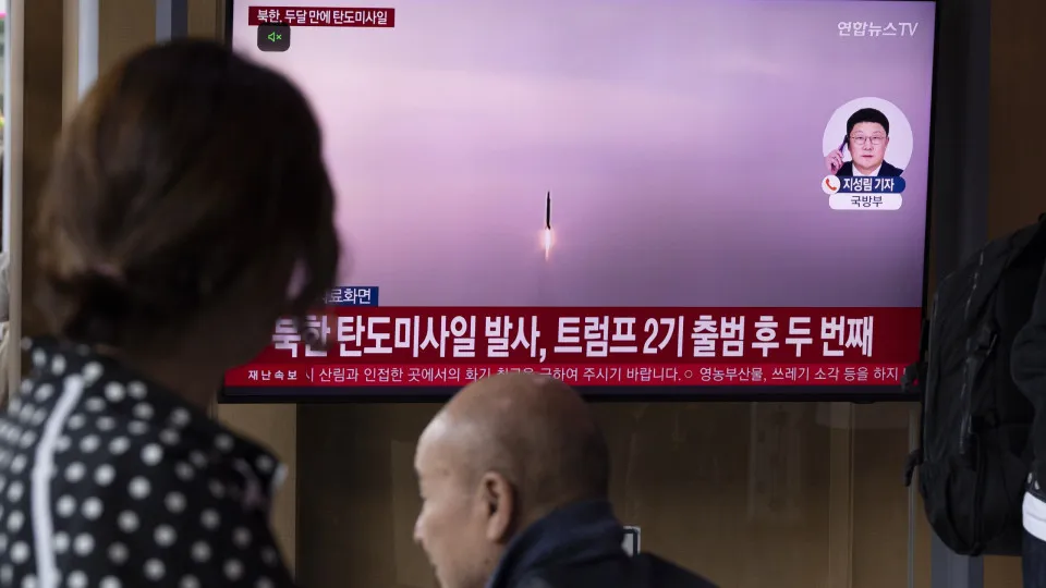 Coreia do Norte lança mísseis balísticos no mar do Japão, diz Seul