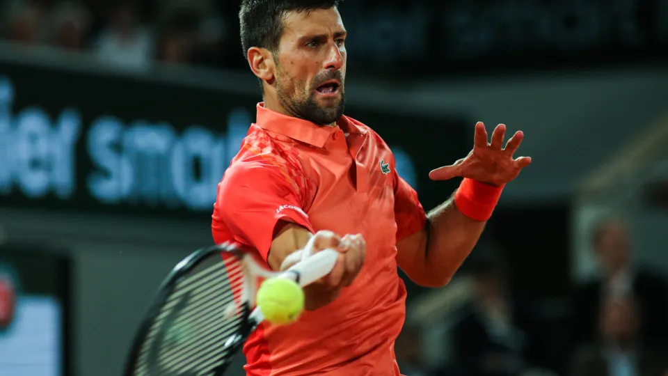 Djokovic mantém escrita e vence na estreia em Roland Garros