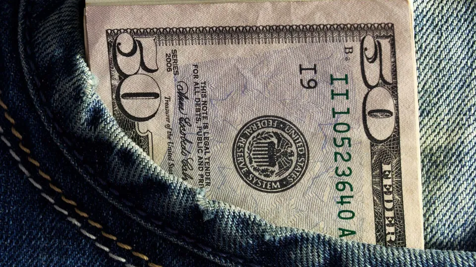 Dólar abre em alta nesta sexta-feira, um dia após registrar menor valor em mais de um ano Dólar abre em alta nesta sexta-feira, um dia após registrar menor valor em mais de um ano