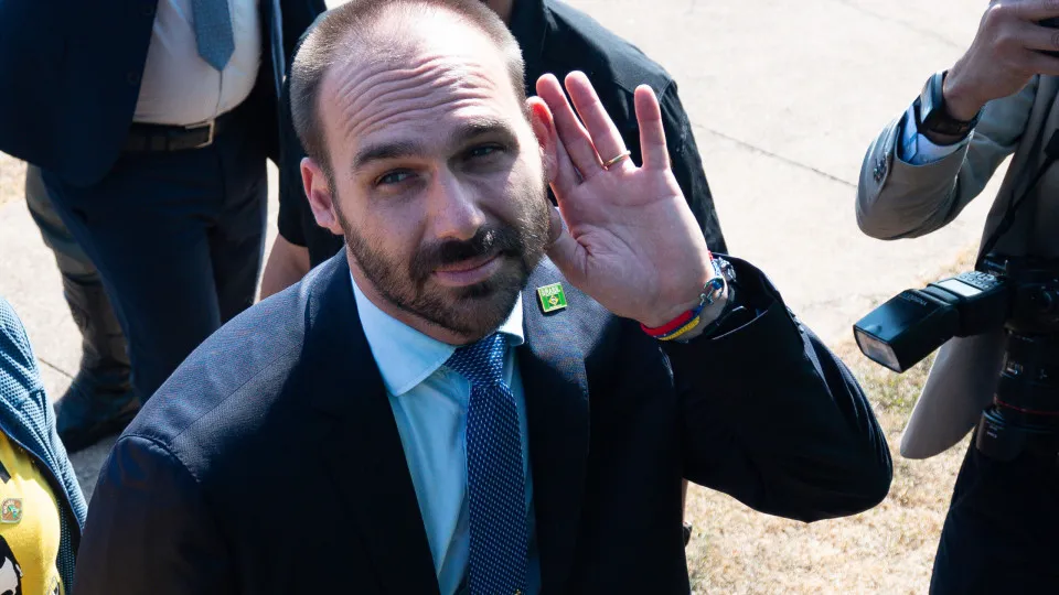 Eduardo Bolsonaro avalia que terá passaporte apreendido e fala em ‘jogo combinado’