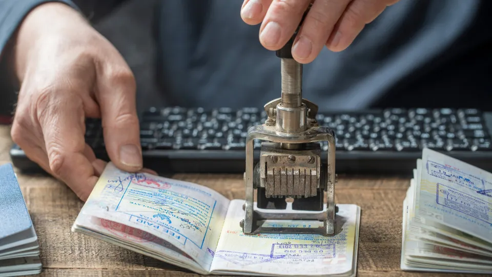 EUA iniciam revisão de vistos à procura de violações, e brasileiros podem ser afetados