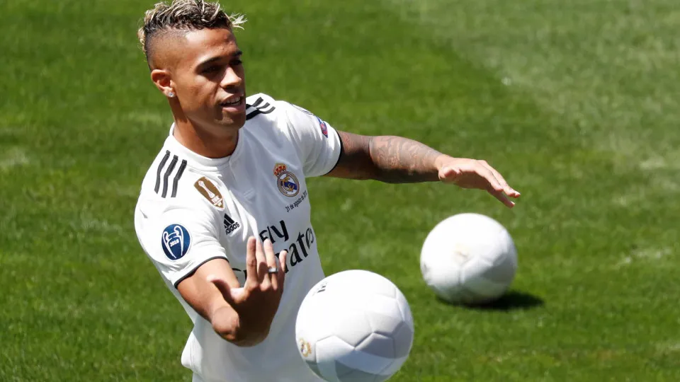 ‘Herdeiro’ de CR7 explica fracasso no Real Madrid: “Há muita crítica…”