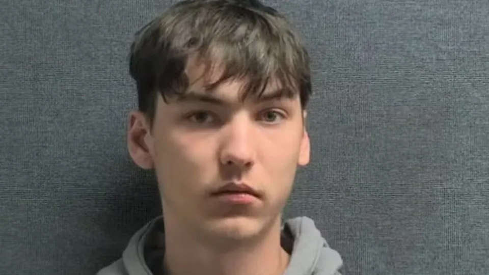 Homem abre fogo após encontrar jovem pelado no quarto da filha de 13 anos