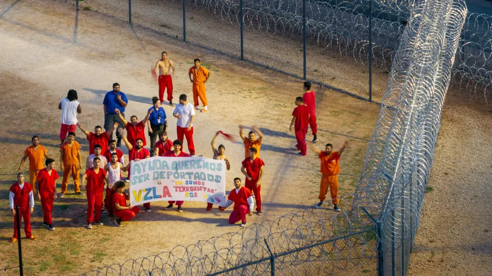 Imigrantes detidos em prisão nos EUA pedem para ser deportados