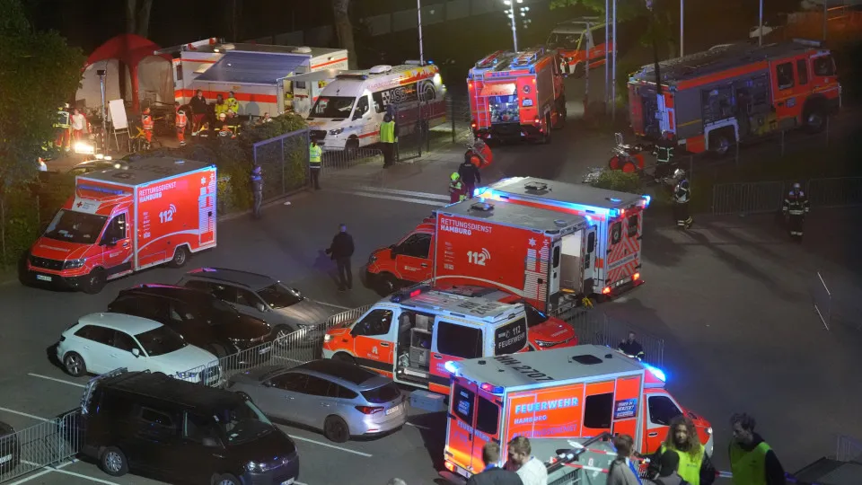 Invasão de campo em Hamburgo deixa 44 feridos e 25 hospitalizados