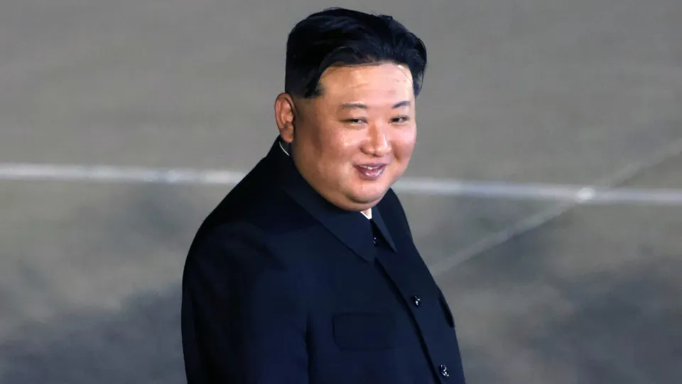Kim Jong-un acompanha teste de míssil e reforça poder nuclear