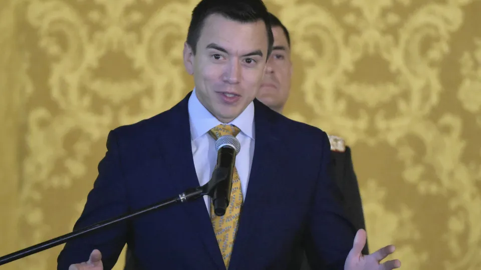 Lula cumprimenta presidente reeleito do Equador