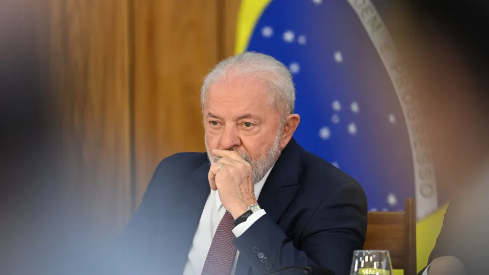 Lula sanciona lei que permite fazer frente ao tarifaço de Trump Lula sanciona lei que permite fazer frente ao tarifaço de Trump