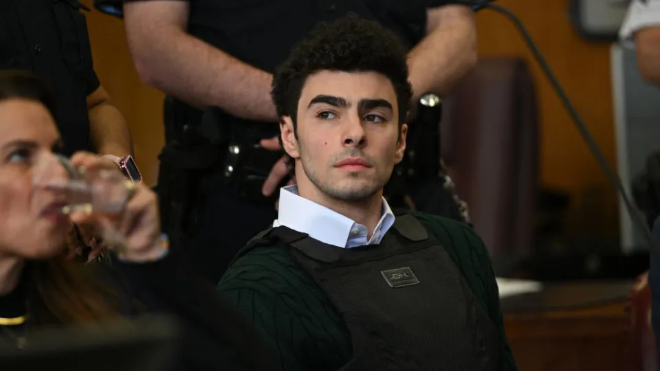 Shein abre investigação após imagem de Luigi Mangione aparecer em anúncio de camisa