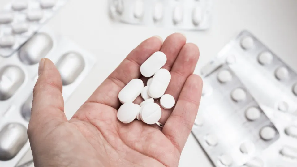 Médico deixa aviso sério sobre uso de ibuprofeno e paracetamol