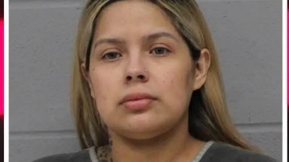 Menina é achada presa em armário; polícia alerta para irmã desaparecida Menina é achada presa em armário; polícia alerta para irmã desaparecida